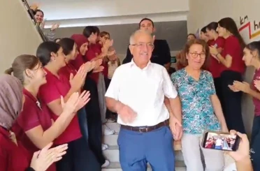 ‘İyi ki gençlere hizmet etmişim’ diyen 42 yıllık öğretmen, mesleğine öğrencilerinin alkışları içerisinde veda etti 