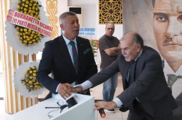 İYİ Parti kongresinde gergin anlar, kürsüyü bile devirdiler 