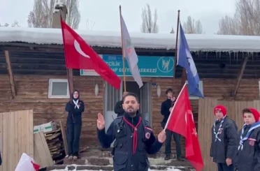 İzcilerden bayrak yürüyüşü 