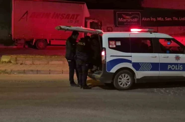İzinli olarak cezaevinden çıkan şahıs annesini bıçakla kovaladı 