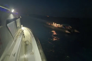 İzmir açıklarında 41 düzensiz göçmen ve 1 göçmen kaçakçısı yakalandı 