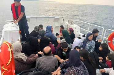 İzmir açıklarında 46’sı çocuk 81 düzensiz göçmen yakalandı 