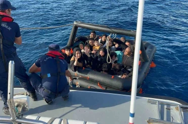 İzmir açıklarında 85 düzensiz göçmen kurtarıldı, 73 göçmen yakalandı 
