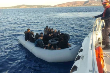 İzmir açıklarında göçmen operasyonu: 4’ü çocuk 65 düzensiz göçmen yakalandı 