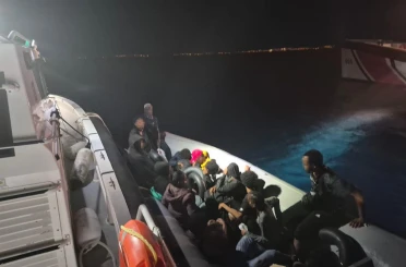 İzmir açıklarında hareketli lastik bot durduruldu: 14 düzensiz göçmen yakalandı 