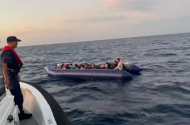 İzmir’de 138 düzensiz göçmen ve 2 göçmen kaçakçısı yakalandı 
