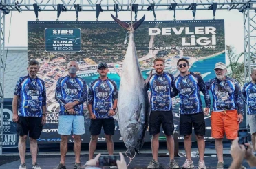 İzmir’de 2.5 saat mücadeleyle 185 kiloluk dev orkinos yakalandı 