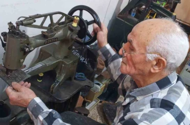 İzmir’de 60 yıllık ayakkabı ustası teknolojiye karşı direniyor 