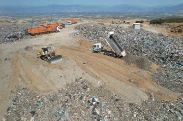 İzmir’de çöp krizi zirvede: Jandarmadan suçüstü operasyonu 