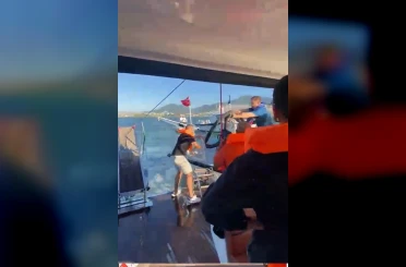 İzmir’de denizde korku dolu anlar: Su alan teknedeki 6 yolcu kurtarıldı