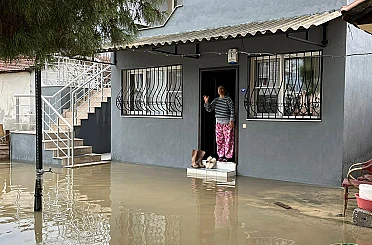 İzmir’de dere taştı, vatandaşlar çaresiz kaldı: "Televizyonda izlerdik, başımıza geldi" 