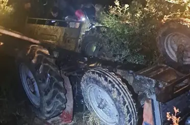 İzmir’de devrilen traktörün altında kalan sürücü hayatını kaybetti
