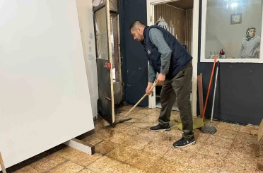 İzmir’de ev ve iş yerleri sele teslim oldu 