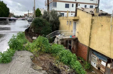 İzmir’de evin istinat duvarı çöktü: 3 kişi tahliye edildi 