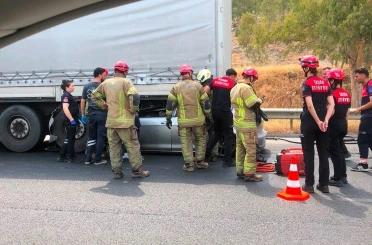 İzmir’de feci kaza: Tıra çarpan otomobilin sürücüsü hayatını kaybetti 