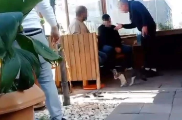 İzmir’de hırsızlık yaptığı öne sürülen taksi şoförüne darp 