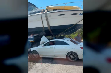 İzmir’de ilginç kaza: Otomobil tekneyle çarpıştı 