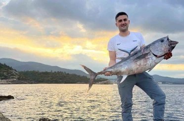 İzmir’de inanılmaz av: Kıyıdan dev orkinos yakaladılar, o anlar kamerada 