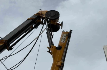 İzmir’de inşaat kulübesinin üzerine vinç düştü: 3 işçi yaralandı 