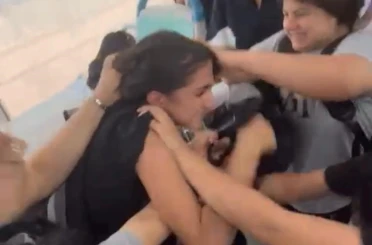 İzmir’de kız öğrenciler arasındaki kavga kamerada 