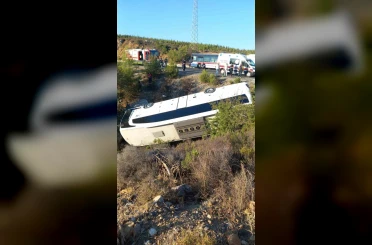 İzmir’de otobüs ve otomobil şarampole devrildi: 2 ölü, 1 yaralı 