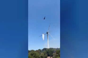 İzmir’de rüzgar türbinindeki yangına helikopterle müdahale 