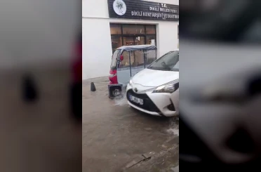 İzmir’de sağanak sokakları göle çevirdi 