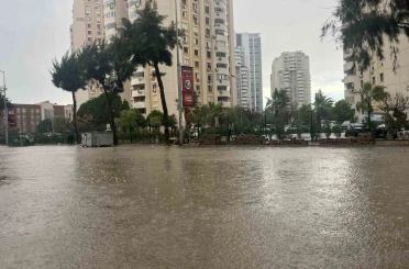 İzmir’de sağanak ve fırtına hayatı felç etti, yollar göle döndü 