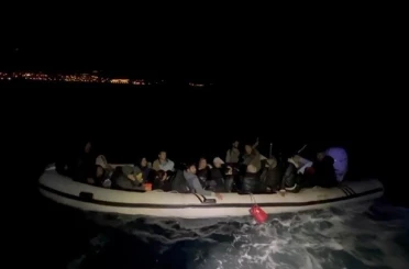 İzmir’de sürüklenen lastik bottaki 33 düzensiz göçmen kurtarıldı