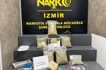 İzmir’de torbacılara operasyonda yüklü miktarda uyuşturucu ele geçirildi 