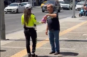 İzmir’de trafik polisi Mevlit Kandili’nde çikolata dağıttı 