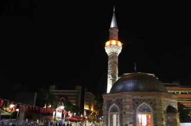 İzmir’de tüm camilerden aynı anda sela sesi yükseldi 