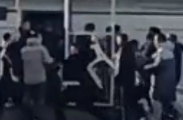 İzmir’de U18 maçında saha karıştı: Sandalyeler havada uçuştu 