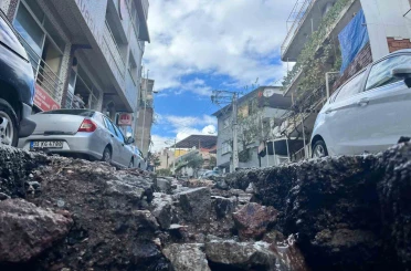İzmir’deki sağanak bozuk yolları dere yatağına çevirdi 