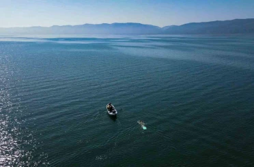 İznik Gölü’ndeki kuraklığa dikkat çekmek için gölü baştan başa yüzdü 