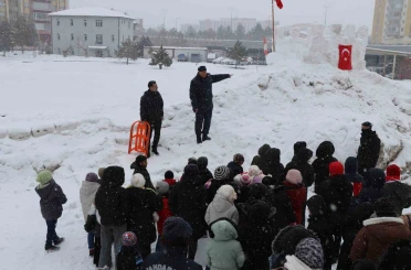 Jandarma çocuklar için kızak şenliği düzenledi 