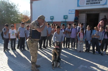 Jandarma ekiplerinden öğrencilere trafik eğitimi 