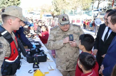 Jandarma, öğrencilere yerli savunma sanayiyi anlattı 