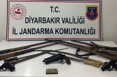 Jandarma operasyonunda çok sayıda silah ve kaçak malzeme ele geçirildi 