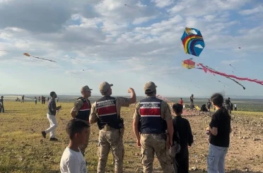 Jandarma sınırda çocuklarla birlikte uçurtma uçurdu 