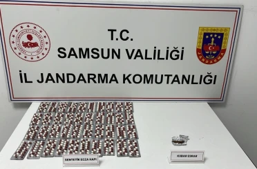 Jandarma taksideki yolcuları uyuşturucuyla yakaladı 