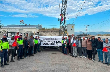Jandarma trafik ekiplerinden "Reflektör tak, görünür ol" uygulaması 