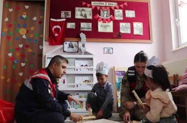 Jandarmadan çocuklara destek 