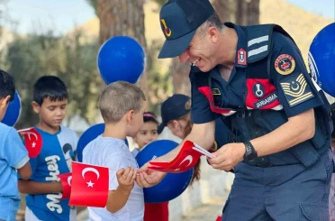 Jandarmadan öğrencilere Türk bayrağı 