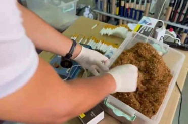 Jandarmanın operasyonunda av bayiinin her köşesinden kaçak tütün çıktı 