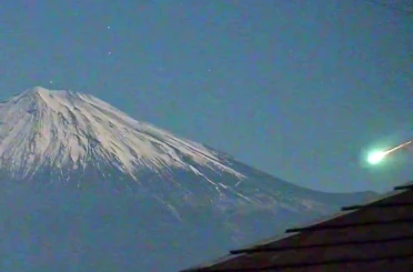 Japonya’daki Fuji Dağı semalarını aydınlatan meteor görsel şölen yaşattı 