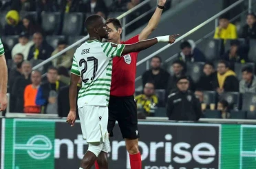 Jhon Duran, kırmızı kart gördü