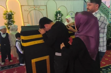 Kabe hasretiyle gözyaşlarına boğulan gencin duası yürekleri dağladı 