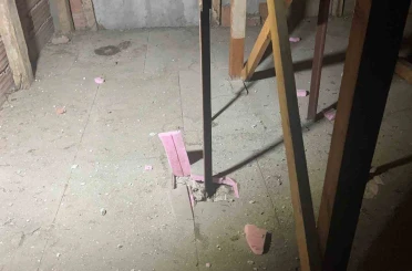 Kabus gibi gece: Yıldırım 4 katlı binanın çatısına düştü, mahalleli sokağa döküldü