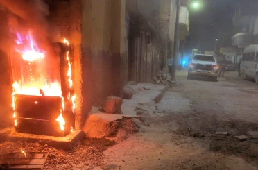 Kaçak hat çekilen panolar alev aldı 